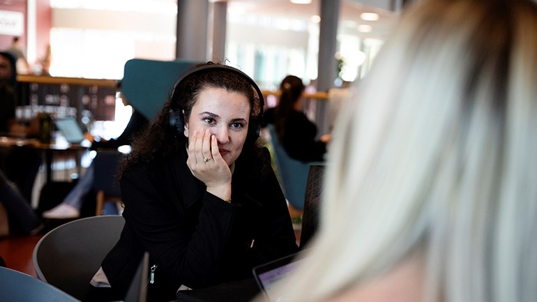 Två studenter pratar med varandra