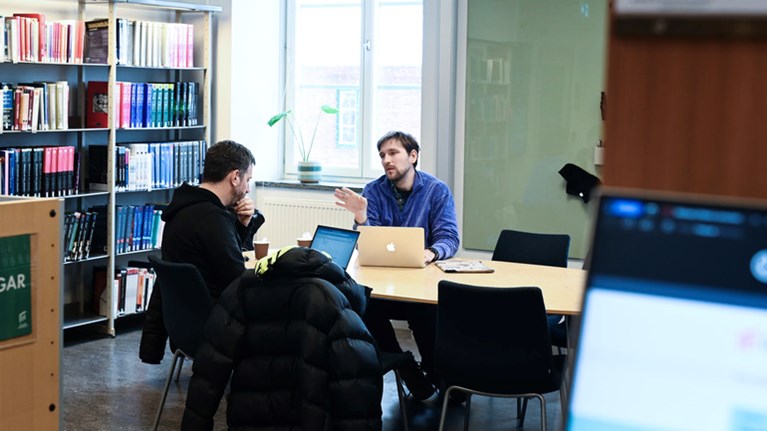 Studenter arbetar i universitetsbiblioteket.
