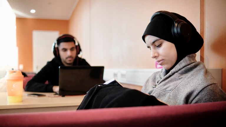Två fokuserade studenter.