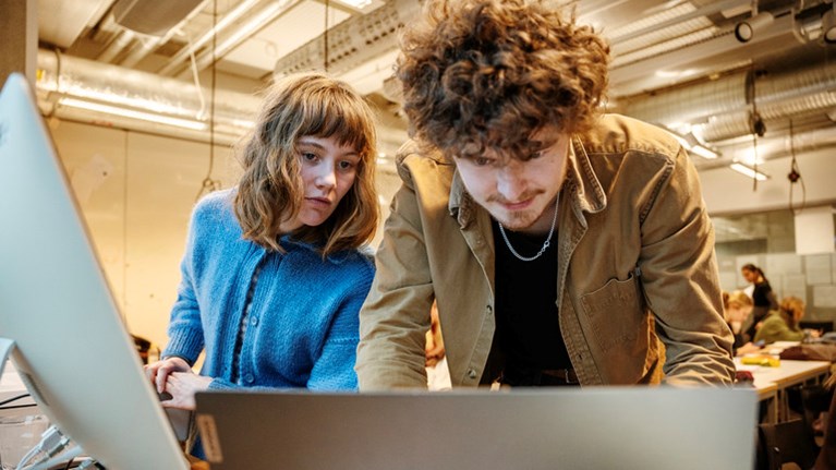 Studenter studerar färg och perspektiv.