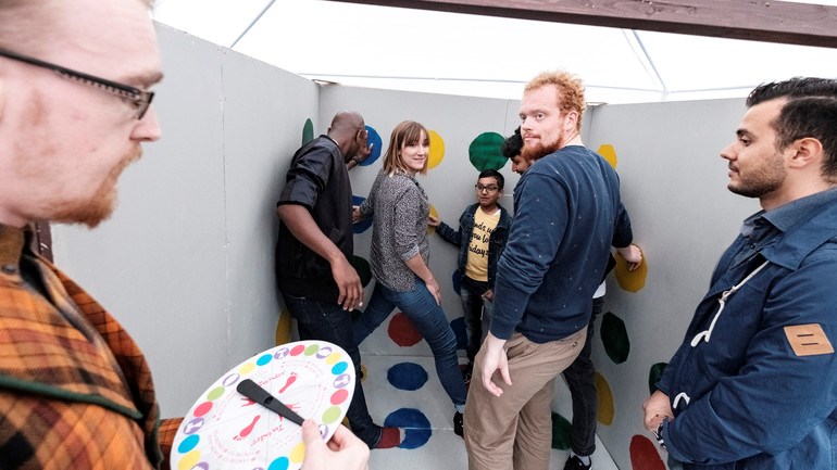 Fredag 31 augusti invigdes officiellt Malmö universitet, på dagen då Malmö högskola invigdes för 20 år sedan, med en kajfest på Bassängkajen vid Niagara i Malmö. Det blev pompa och ståt, eftertanke och fest.