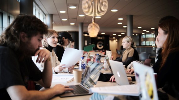 Studenter arbetar i grupp