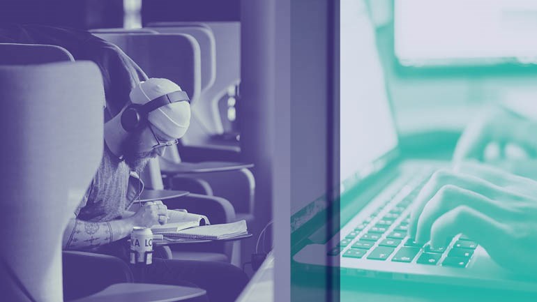 Student lyssnar på musik i en fåtölj. Händer på tangentbord.