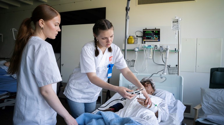 Sjuksköterskestudenter med övningsdocka.