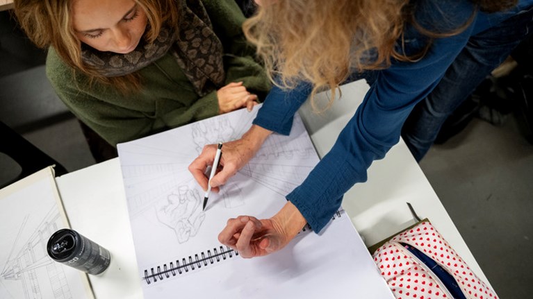 Studenter studerar färg och perspektiv.