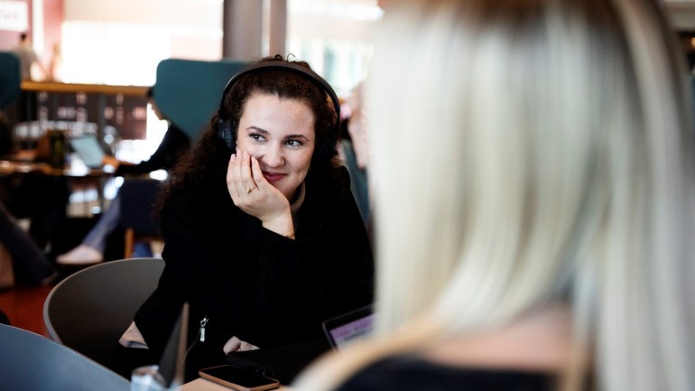 Studenter arbetar i grupp.