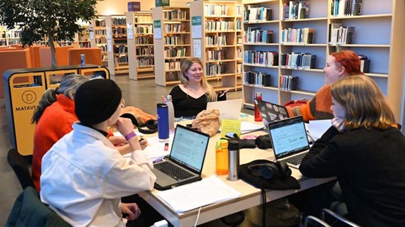 Studenter arbetar i universitetsbiblioteket.