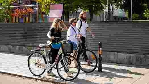 Students walking with bikes in Malmö.