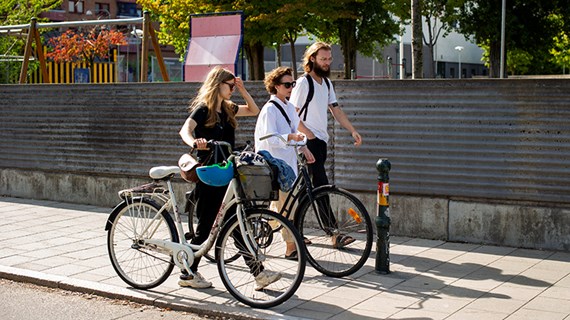 Students walking with bikes in Malmö.