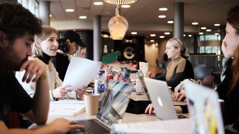 Studenter gör grupparbete.