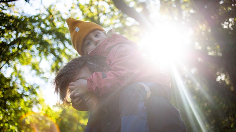 Barn och förälder i skogen