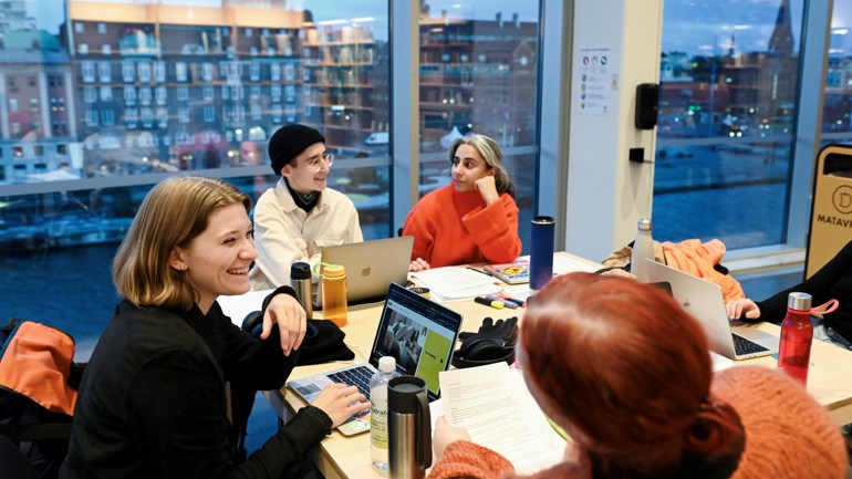 Studenter i Orkanenbiblioteket