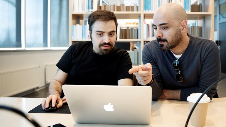 Grupparbete framför dator.