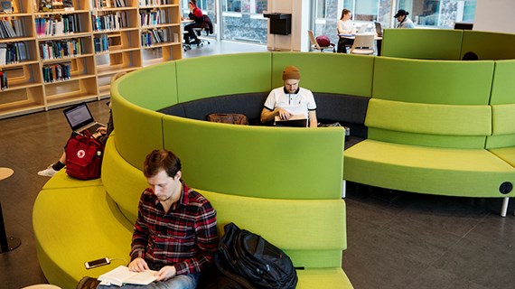 Studenter i biblioteket.