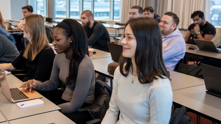 Föreläsning med Patrik Hall på Niagara. Ayisha AbuLeona RuhekBeställare: Maria Crona och GPS.