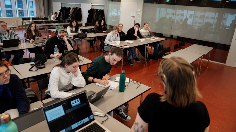 Kvinna presenterar framför klass