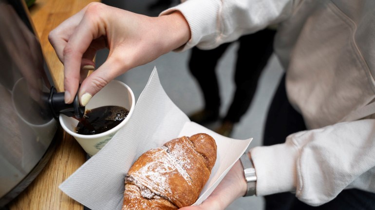 Person häller upp kaffe