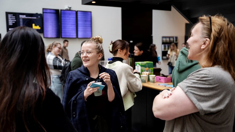 Studenter får kaffe av studentkåren.