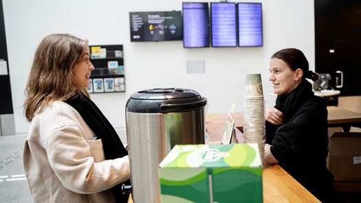Studenter får kaffe av studentkåren.