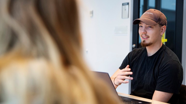 Två studenter i samtal.