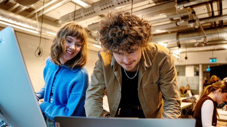 Studenter studerar färg och perspektiv.