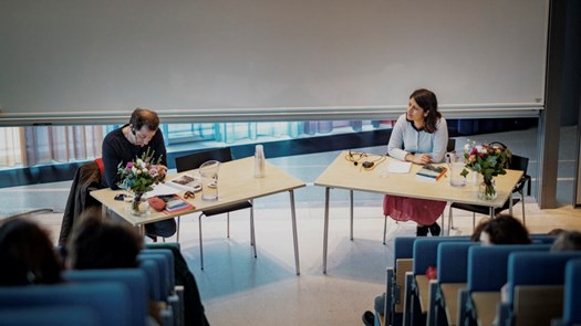 Doktorand och opponent under disputation.