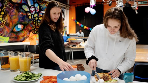 Frukostservering på kåren.