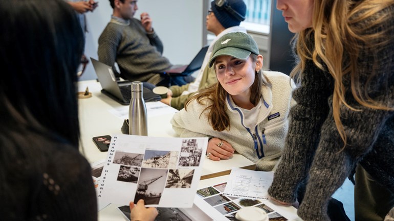 Studenter gör arbete i hållbar arkitektur.