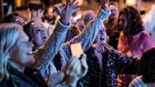 Fredag 31 augusti invigdes officiellt Malmö universitet, på dagen då Malmö högskola invigdes för 20 år sedan, med en kajfest på Bassängkajen vid Niagara i Malmö. Det blev pompa och ståt, eftertanke och fest.