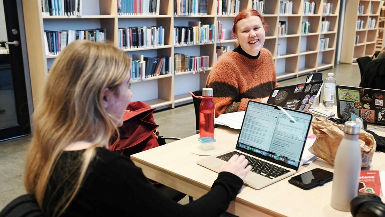 Studenter i orkanenbiblioteket.