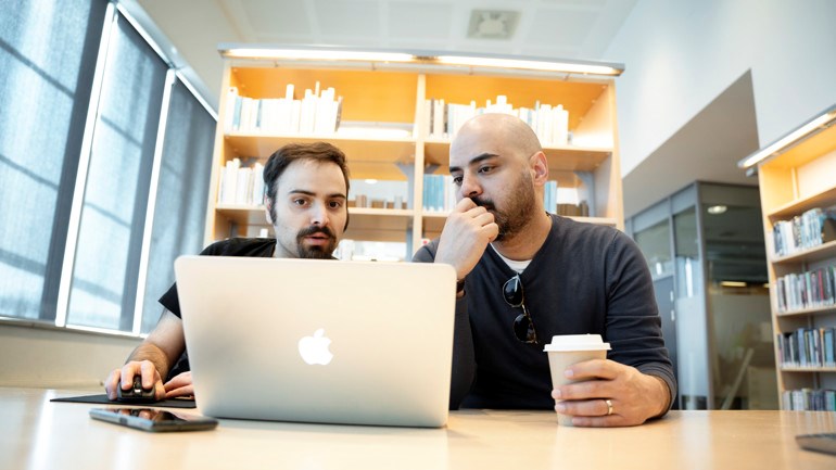 Två studenter framför dator