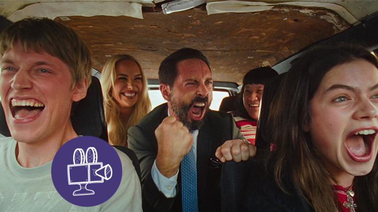 Skådespelarna i filmen som sitter i en bil och skriker