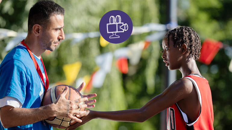Huvudskådespelarna i filmen som står och tittar på varandra och en håller i en basketboll.