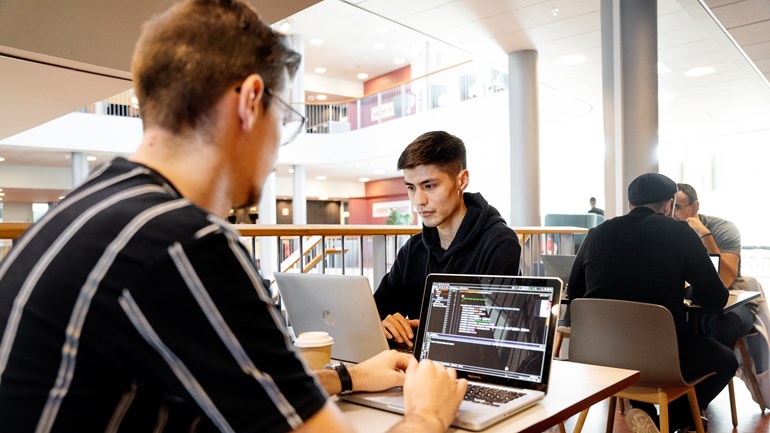 Studenter framför datorer