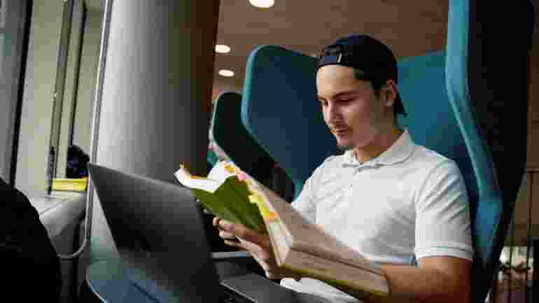Student läser i fåtölj