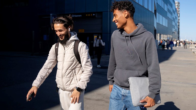 Studenter promenerar vid kajen.