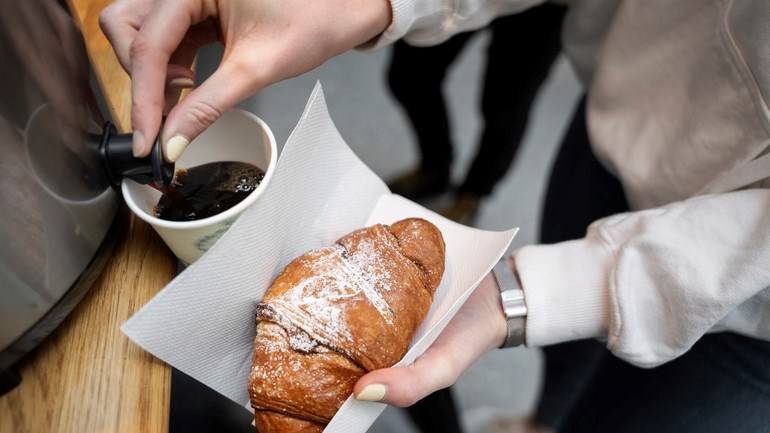 Person häller upp kaffe till fika.
