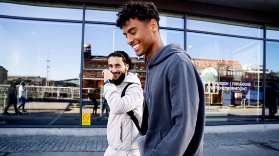 Studenter går vid vattnet