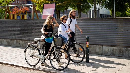 Studenter promenerar med cyklar