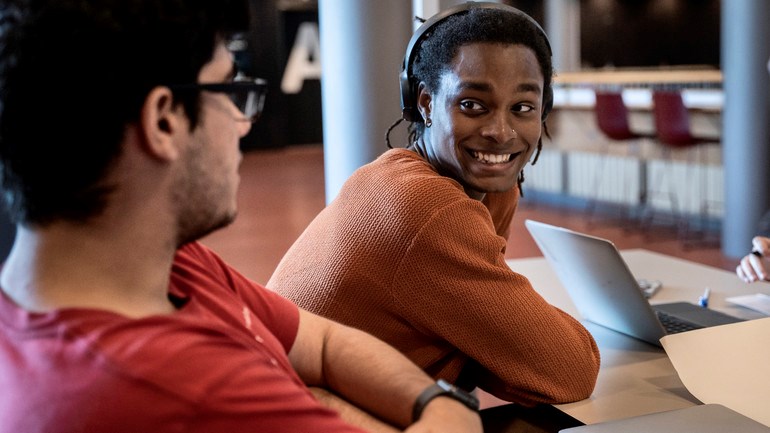 Studenter arbetar i grupp.