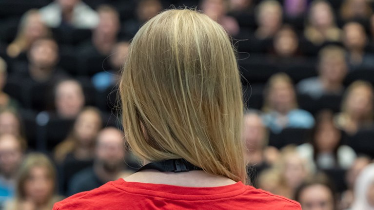Person talar inför publik.