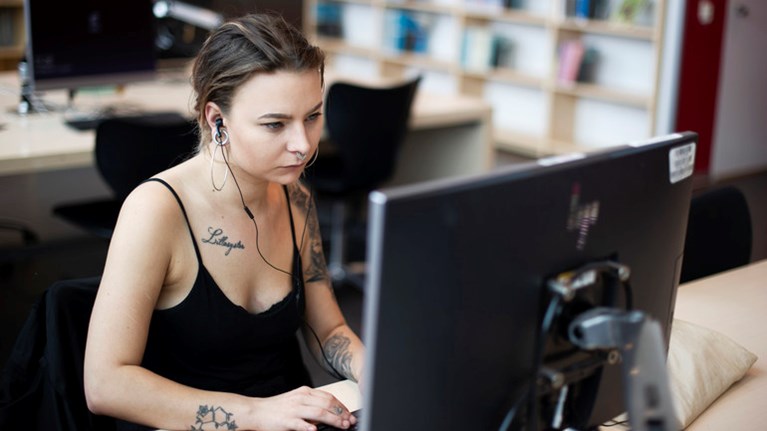 Student arbetar framför dator.