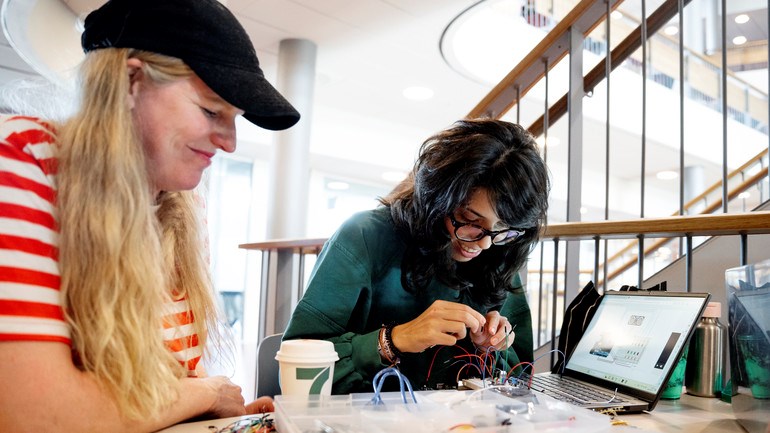 Studenter arbetar med prototyper.