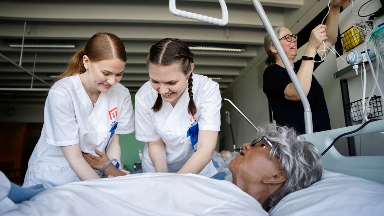Sjuksköterskestudenter med övningsdocka.