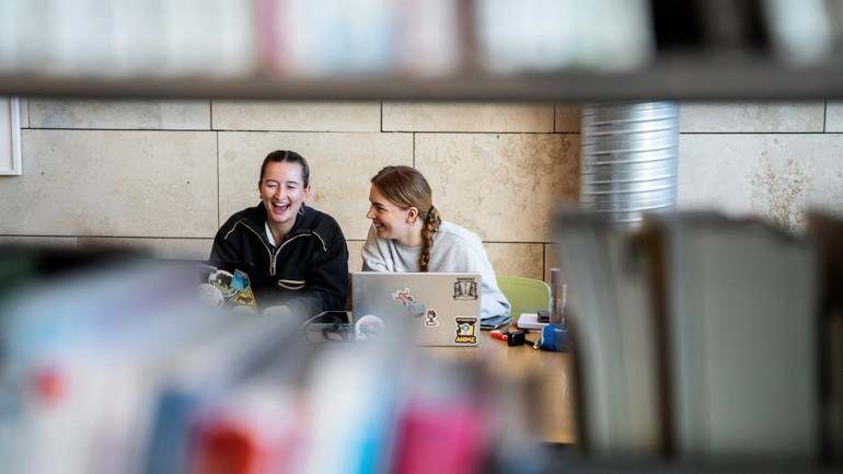 Studenter i bibliotek