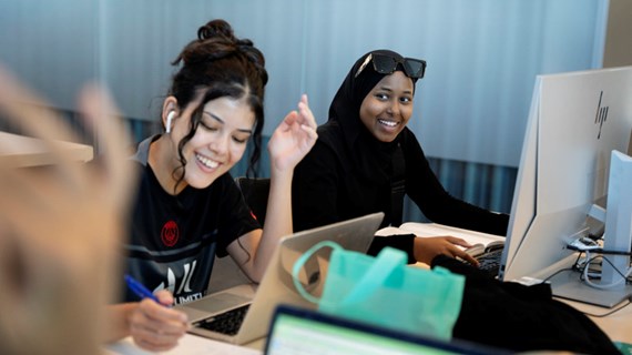 Två studenter framför dator