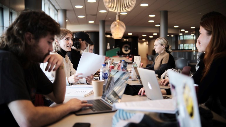 Studenter gör grupparbete.