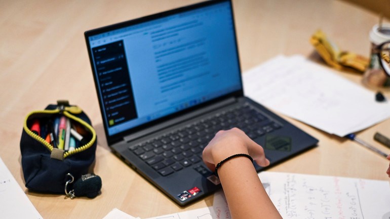 Dator och anteckningar.