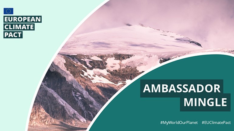 Snötäckta berg i fjärran.