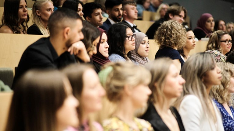 Studenter i bänkrader.
